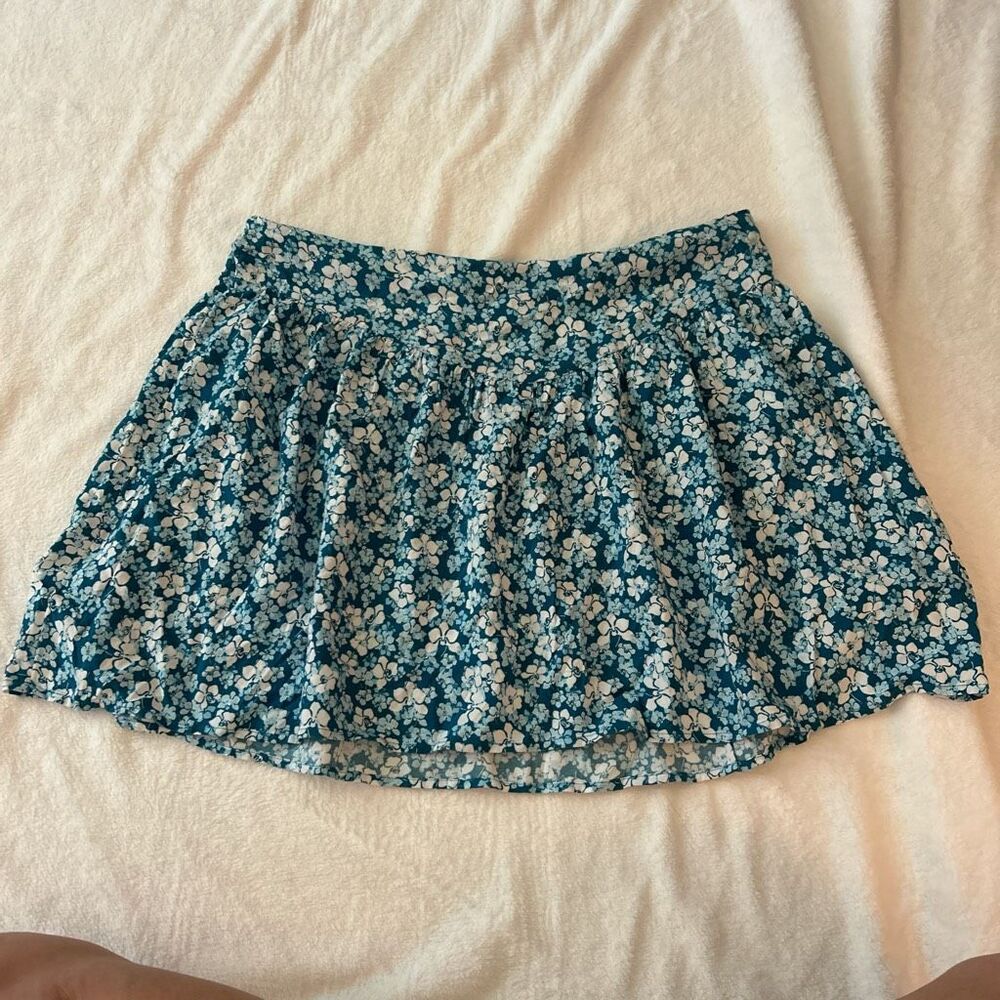 Abound Blue Floral Mini-Skirt. Size Large.